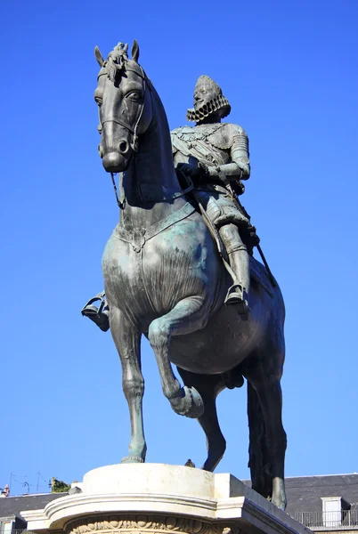 Madrid, spanien - 23. august 2012: Bronzenes Reiterstandbild von König Phillip II von 1616 auf dem platz mayor in madrid, spanien. — Stockfoto
