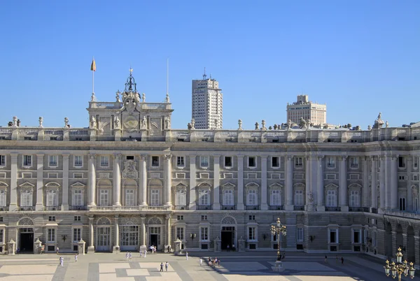Madrid, Spanien - den 23 augusti, 2012: Palacio Real - kungliga slottet i Madrid, Spanien — Stockfoto