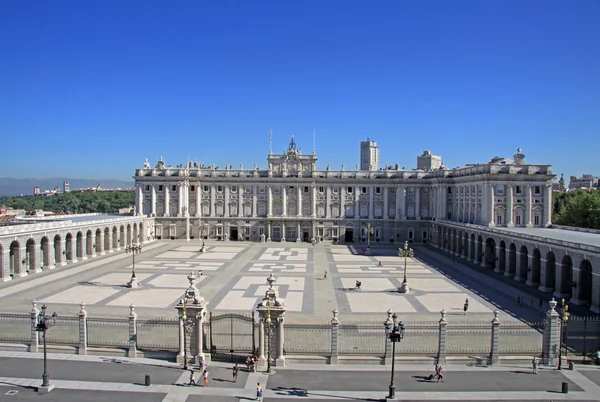 Madrid, Spanyolország - augusztus 23, 2012: Palacio Real - Madrid királyi palota. Kilátás a tetején, az Almudena katedrális — Stock Fotó