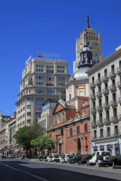 MADRID, ESPAGNE - 23 AOÛT 2012 : Vue de la calle Alcala avec l'église de las Calatravas, Edificio Vitalicio et Hôtel Petit Palace Alcala Torre à Madrid — Photo