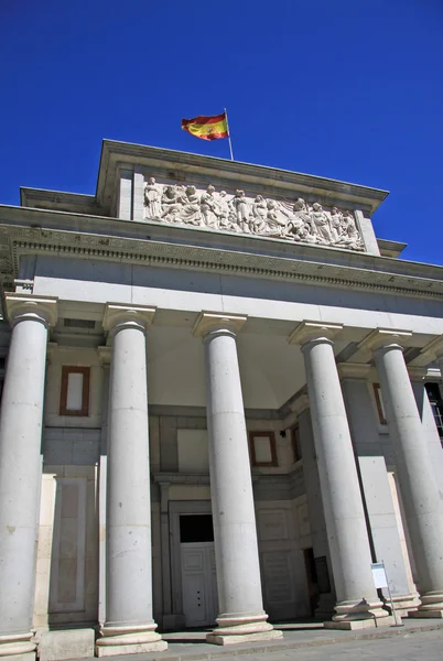Madrid, Spanyolország - augusztus 23, 2012: A bejáratnál, hogy a nemzeti Prado Múzeum központjában Madrid, Spanyolország — Stock Fotó