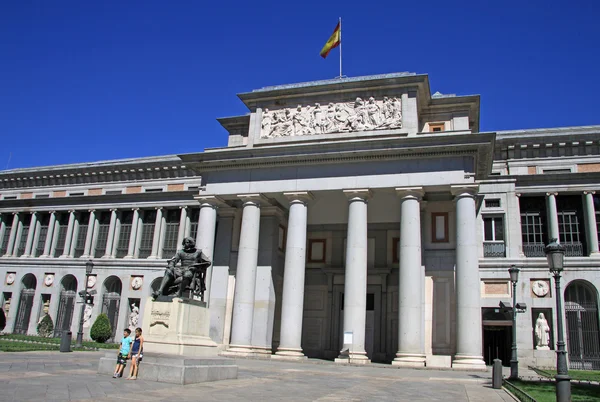 MADRID, ESPANHA - 23 de AGOSTO de 2012: c em frente ao Museu Nacional do Prado em Madrid, Espanha — Fotografia de Stock