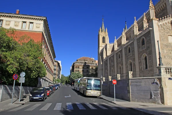 МАДРИД, ИСПАНИЯ - 23 августа 2012 года: Calle Academia (Academia street) near San Jeronimo el Real church in Madrid, Spain — стоковое фото