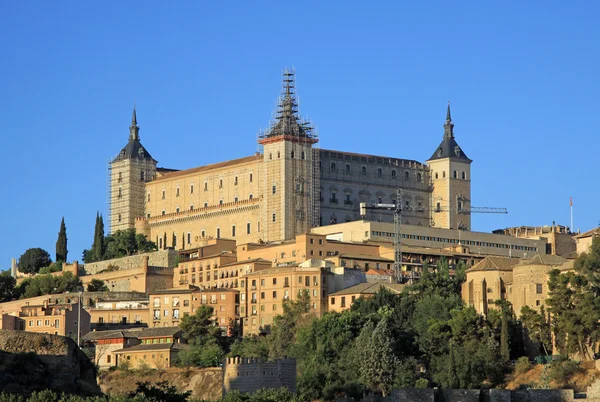 Toledo, Španělsko - 24. srpna 2012: Pohled na Alcazar de Toledo ze strany řeky Tajo, Toledo, Španělsko — Stock fotografie