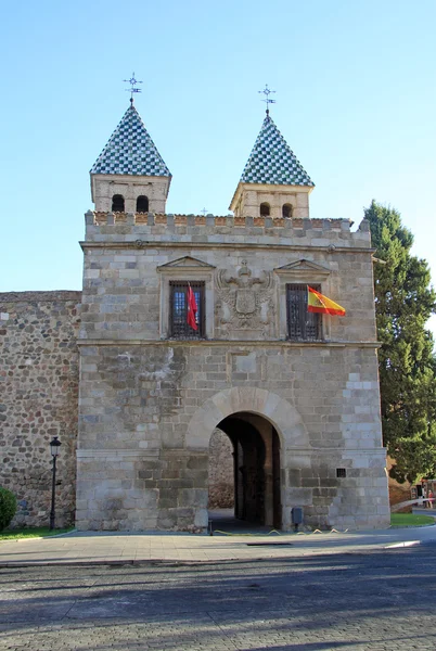 TOLEDO, ESPAGNE - 24 AOÛT 2012 : La Puerta de Bisagra Nueva (Porte du Nouveau Bisagra) qui est la porte de la ville la plus connue de Tolède, Espagne — Photo