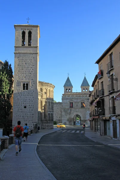 TOLEDO, SPAGNA - 24 AGOSTO 2012: Vista sul centro storico di Toledo e la Puerta de Bisagra Nueva — Foto Stock