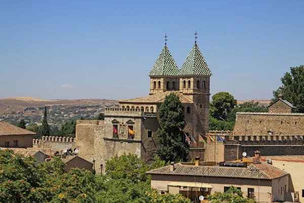 TOLEDO, ESPAGNE - 24 AOÛT 2012 : Vue aérienne de Tolède. La Puerta de Bisagra Nueva (La Nouvelle Porte de Bisagra) ) — Photo