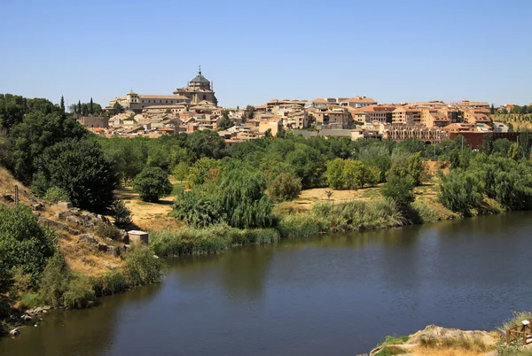 TOLEDO, ESPAGNE - 24 AOÛT 2012 : Vue sur la rivière Tajo à Tolède, Espagne — Photo