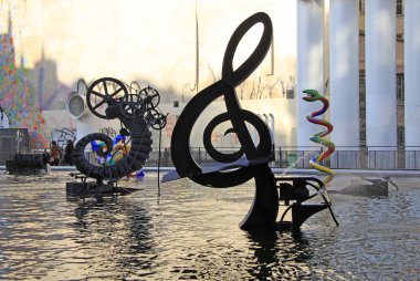 Paris, Fransa -17 Aralık 2011: Stravinsky çeşme yakınındaki Centre Georges Pompidou Jean Tinguely ve Niki de Saint Phalle heykeltıraşlar tarafından