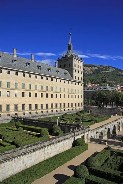 SAN LORENZO DE EL ESCORIAL, SPAIN - AUGUST 25, 2012: The Royal Site of San Lorenzo de El Escorial, a historical residence of the King of Spain, in the town of San Lorenzo de El Escorial — Zdjęcie stockowe
