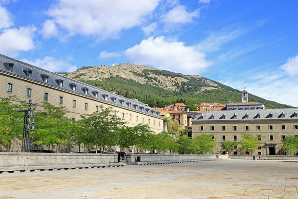 SAN LORENZO DE EL ESCORIAL, ESPAGNE - 25 AOÛT 2012 : Place devant El Escorial avec bâtiments historiques — Photo
