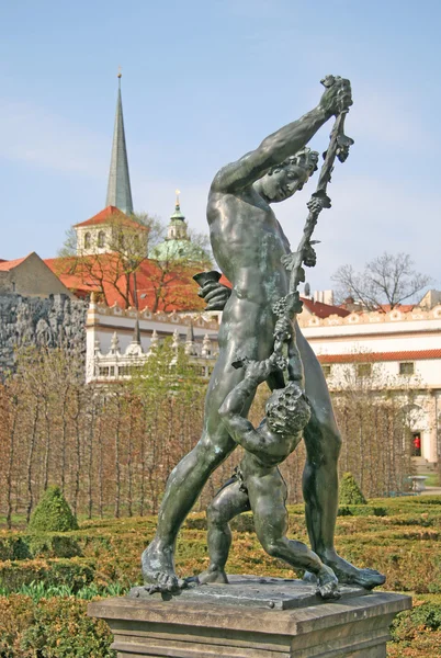 PRAGUE, CZECH REPUBLIC - APRIL 16, 2010: Statue in Wallenstein Garden in Prague, Czech republic — ストック写真
