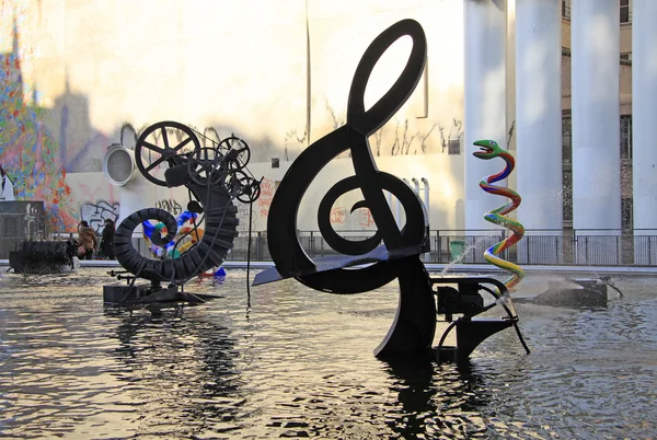 Paris, france -17 dezember 2011: der strawinsky-brunnen in der nähe des zentrums georges pompidou von den bildhauern jean tinguely und niki de saint phalle — Stockfoto