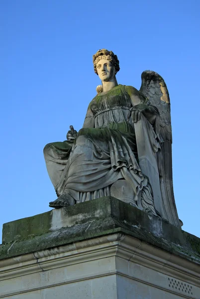 PARIS, FRANÇA 18 DE DEZEMBRO DE 2011: Estátua perto do Arco do Triunfo do Carrossel, Paris, França — Fotografia de Stock