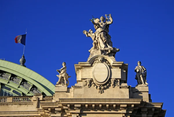 PARIS, FRANÇA 18 DE DEZEMBRO DE 2011: Detalhes arquitetônicos do Grand Palais des Champs-Elysees em Paris, França — Fotografia de Stock