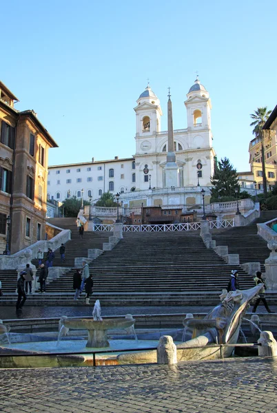 ROME, ITALY - DECEMBER 20, 2012:  The Piazza di Spagna and the Spanish Steps in Rome, Italy. The Spanish Steps are steps between the Piazza di Spagna and the Trinia  dei Monti church at the top. — Stockfoto