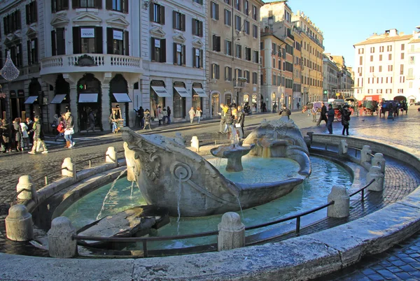 ROME, ITALY - DECEMBER 20, 2012:  Fontana della Barcaccia (Fountain of the Old Boat) on the Piazza di Spagna in Rome, Italy — Stockfoto