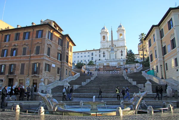 ROME, ITALY - DECEMBER 20, 2012:  The Piazza di Spagna and the Spanish Steps in Rome, Italy. The Spanish Steps are steps between the Piazza di Spagna and the Trinia  dei Monti church at the top. — Stockfoto