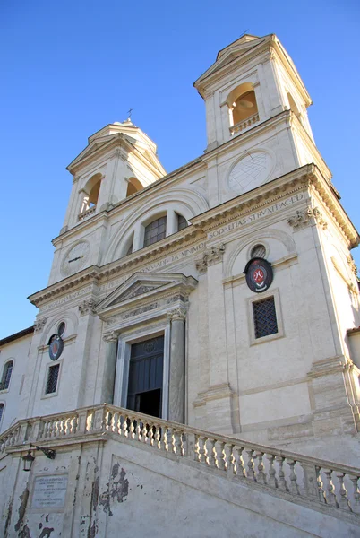 ROMA, ITÁLIA - 20 DE DEZEMBRO DE 2012: A igreja da Santissima Trinita dei Monti acima dos degraus espanhóis em Roma, Itália — Fotografia de Stock