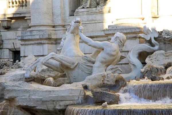 ROMA, ITALIA - 20 DICEMBRE 2012: Statua di Tritone e ippocampo, parte della fontana di Trevi a Roma — Foto Stock