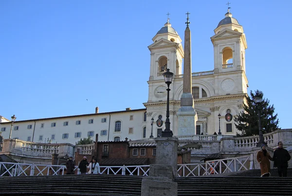 ROMA, ITALIA - 20 DECEMBRIE 2012: Biserica Santissima Trinita dei Monti deasupra Treptelor Spaniole din Roma, Italia — Fotografie, imagine de stoc