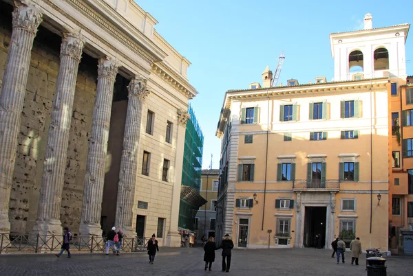 ROMA, ITALIA - 20 DICEMBRE 2012: Colonnato del tempio Adriano a Roma — Foto Stock