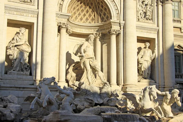 ROME, ITALY - DECEMBER 20, 2012: Sculptures of the famous Trevi Fountain in Rome, Italy — 图库照片
