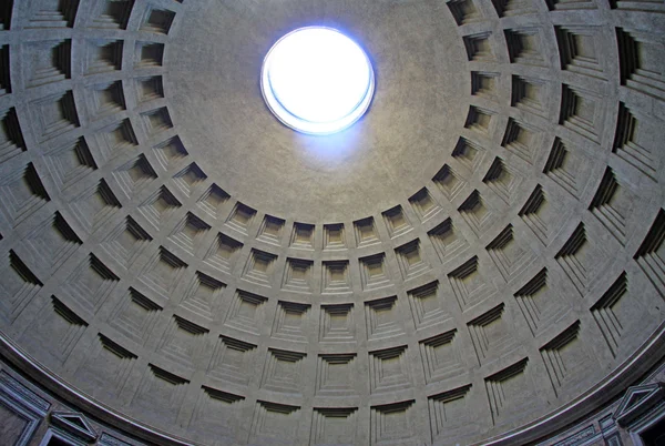 ROMA, ITÁLIA - 20 DE DEZEMBRO DE 2012: Cúpula do Panteão de Roma com óculo. Roma, Itália — Fotografia de Stock