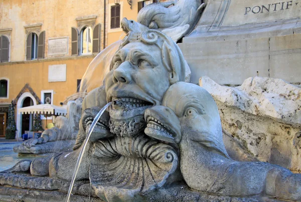 ROMA, ITALIA - 20 DICEMBRE 2012: Fontana del Pantheon in Piazza della Rotonda a Roma — Foto Stock