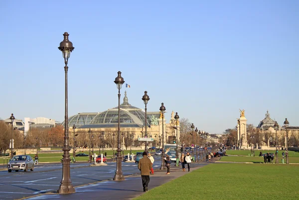 Paris, france -18 dezember 2011: blick im grand palais des champs-elysees und pont alexandre lll in paris, france — Stockfoto