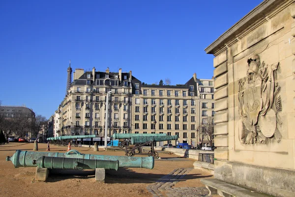 PARIS, FRANCE -18 DECEMBER 2011: Front Courtyard of Hotel national des Invalides, Paris, France — Zdjęcie stockowe