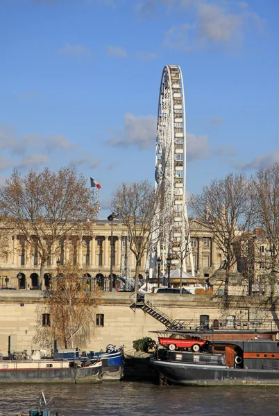 PARIS, FRANCE -18 DECEMBER 2011:  View from Quai d'Orsay at the Big ferris wheel, Paris, France — Stockfoto