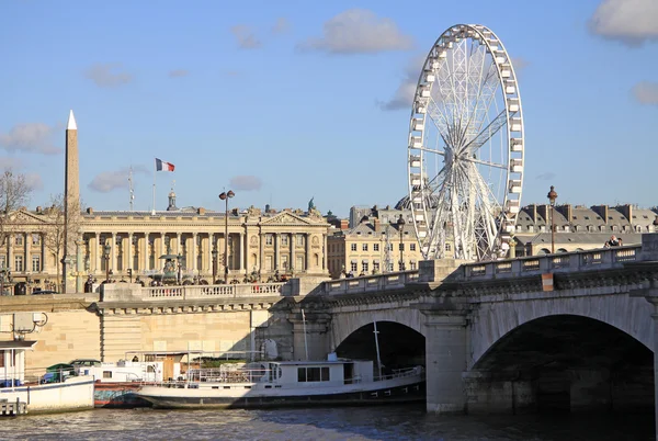 PARIS, FRANCE -18 DECEMBER 2011:  View from Quai d'Orsay at Pont de la Concorde and the Big ferris wheel, Paris, France — Zdjęcie stockowe