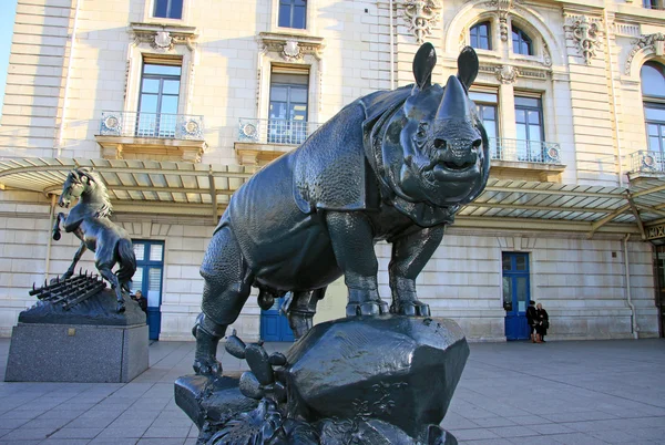 PARIS, FRANCE -18 DECEMBER 2011: Rhinoceros statue in front of museum D'Orsay in Paris — стокове фото