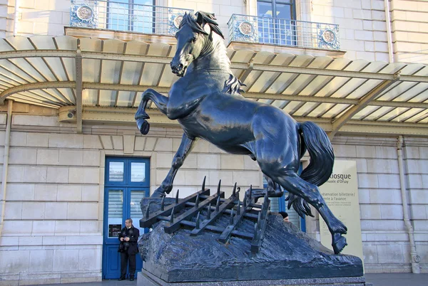 PARIS, FRANCE -18 DECEMBER 2011: Horse statue in front of museum D'Orsay in Paris — ストック写真