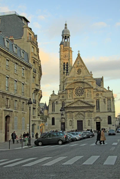 PARÍS, FRANCIA 18 DE DICIEMBRE DE 2011: Iglesia de Saint-Etienne-du-Mont cerca del Panteón de París — Foto de Stock