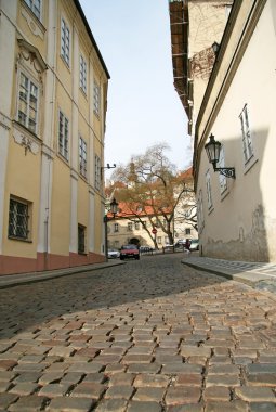 Prague, Çek Cumhuriyeti - 16 Nisan 2010: binalar Mala Strana (küçük şehir Snemovni Caddesi üzerinde)