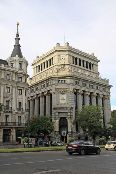 MADRID, ESPANHA - 25 de agosto de 2012: Edificio de Las Cariatides (Edifício Caryatid) que abriga a sede do Instituto Cervantes. Instituto Cervantes está situado na Calle de Alcala (rua Alcala), Madrid, Espanha — Fotografia de Stock