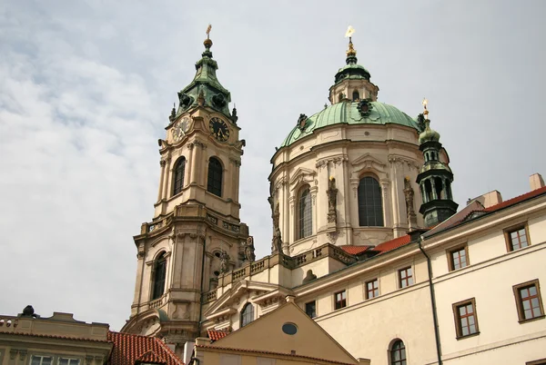 Πράγα, Δημοκρατία της Τσεχίας - 16 Απριλίου 2010: Ναός Αγίου Νικολάου στο Mala Strana ή μικρότερη πλευρά, όμορφο παλιό τμήμα της Πράγας — Φωτογραφία Αρχείου