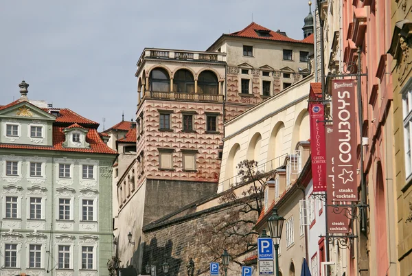 Prague, Tsjechië - 16 April 2010: gebouwen op de weg naar de Praagse burcht — Stockfoto