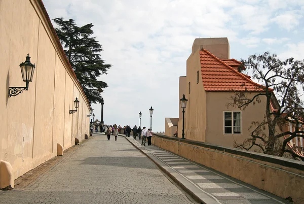 Prag, Tschechische Republik - 16. April 2010: Touristen auf der alten Burgtreppe - Treppe, die zur Prager Burg führt. Bezirk der Kleinstadt (mala strana)). — Stockfoto