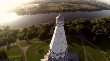 Nehir kıyısındaki kilise