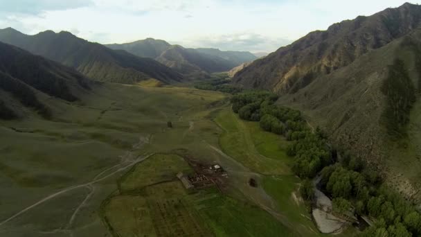 Valle de la montaña del río Yaloman — Vídeo de stock