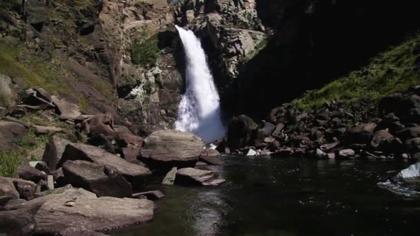 Водопад Куркуре в Горном Алтае — стоковое видео