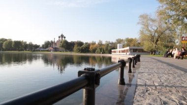 İnsanlar üzerinde gölet setin dinlen