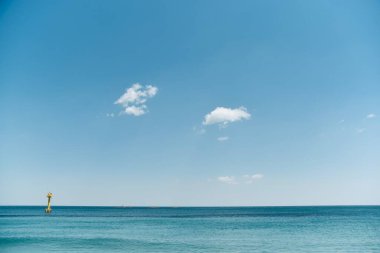 Mavi gökyüzü ve denizin üzerindeki bulut