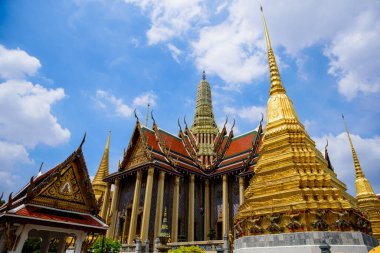 Altın aksanlı güzel, süslü bir bina ve büyük, uzun bir kule. Bina daha küçük yapılarla çevrili, ona ihtişam ve önem hissi veriyor. Sahne hayranlık uyandırır.