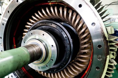 Beyaz kenarlı, büyük, siyah ve gümüş bir makine. Makinenin bir sürü küçük deliği var ve çok karmaşık.