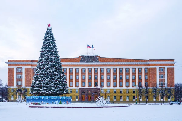 Административное здание и новогодняя елка — стоковое фото