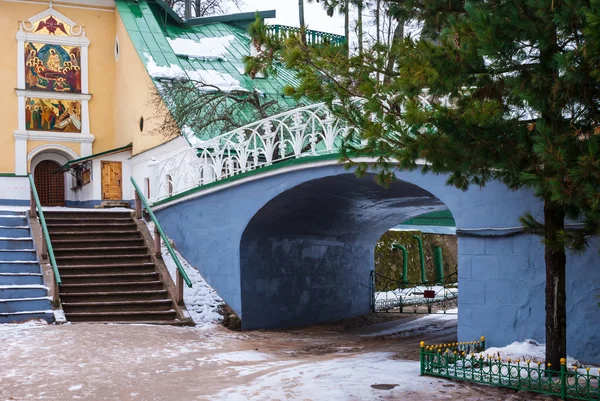 Arch och bridge i ortodoxa kloster — Stockfoto